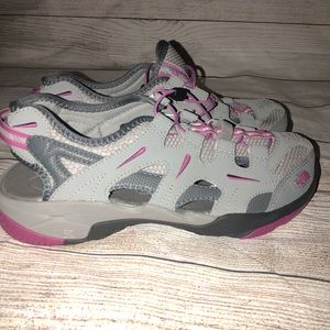 NEW Women’s North Face multi sport shoe size 10